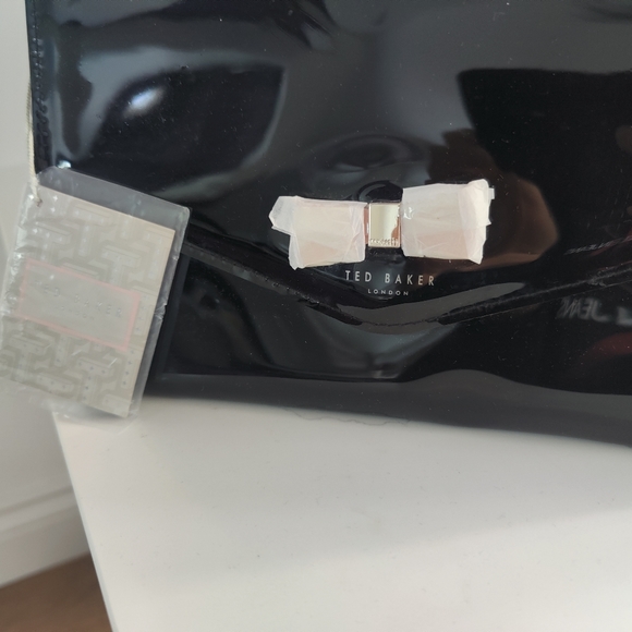 Gorgeous Ted Baker Black w Pink Bow Envelope Clutch Bag Gloss New - Picture 7 of 13